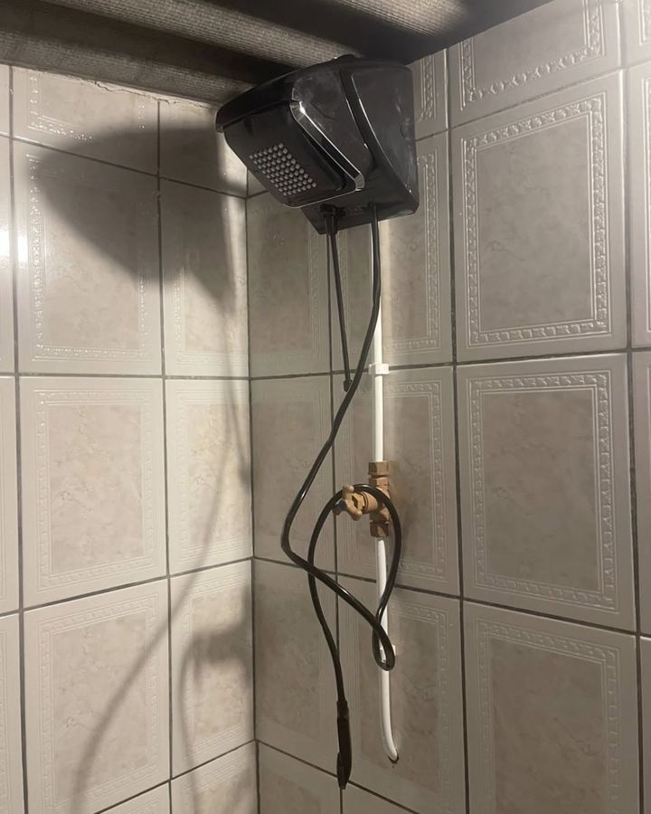 Compacta Black shower installed